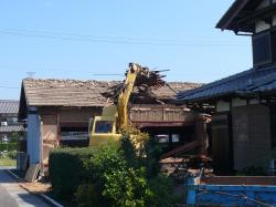 関　元々建っていた民家を取り壊していきます。